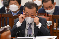 [포토] 국감 자료 살펴보는 황서종 공무원연금공단 이사장