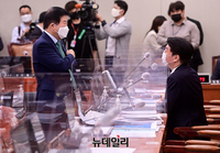 [포토] 외통위 감사중지, 대화나누는 안철수-박병석