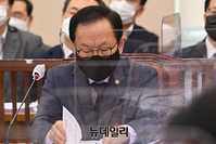 [포토] 국정감사 자료 살펴보는 김승호 인사혁신처장