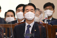 [포토] 국정감사 질의 듣는 김성호 재난안전관리본부장