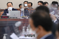 [포토] 조세정책 관련 질의 답하는 추경호 부총리