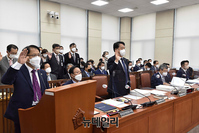 [포토] 증인 선서하는 박찬진 중앙선관위 사무총장