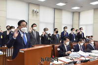 [포토] 증인 선서하는 이용표 이사장