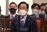 [포토] 질의 듣는 이용표 한국승강기안전공단 이사장