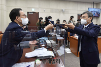 [포토] 증인 선서문 제출하는 정근식 위원장