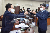 [포토] 국감서 증인선서문 제출하는 이흥교 소방청장