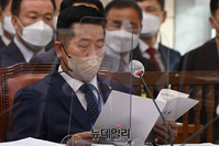 [포토] 국감자료 살펴 보는 김일수 원장
