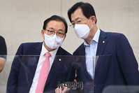 [포토] 국정감사서 대화 나누는 이채익·이만희