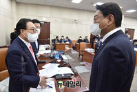 [포토] 2022 국감, 대화하는 이채익 위원장과 여·야 간사