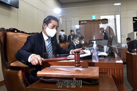 [포토] 의사봉 두드리는 정청래 과방위원장