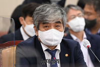 [포토] 질의 듣는 한상혁 방통위원장