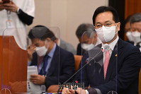 [포토] 질의 듣는 이상래 행정중심복합도시건설청장