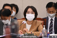 [포토] 답변하는 이영 중소벤처기업부 장관