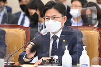 [포토] 답변하는 유국희 원자력안전위원회 위원장