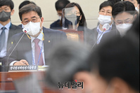 [포토] 국정감사 참석한 김석철 한국원자력안전기술원장