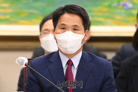 [포토] 질의 듣는 김형배 한국공정거래조정원장