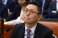 [포토] 국감 질의 듣는 안철현 애플코리아 부사장