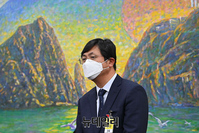 [포토] 국정감사 발언대 향하는 함윤식 우아한형제들 부사장