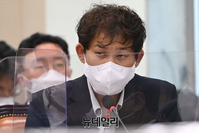 [포토] 답변하는 허혜찬 에이티 대표이사