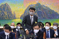 [포토] 국감 발언대 향하는 홍은택 카카오 대표