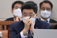 [포토] 질의 듣는 이환석 한은 부총재