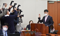 [포토] 증인선서 하는 이복현 금융감독원장