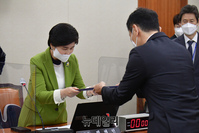 [포토] 증인선서문 제출하는 이복현 금융감독원장