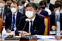 [포토] 국회 출석한 정한근 한국방송통신전파진흥원장