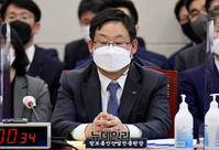 [포토] 답변하는 허성욱 정보통신산업진흥원장