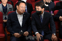 [포토] 대화나누는 정진석·김진태