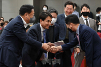 [포토] 악수 나누는 김기현·김진태