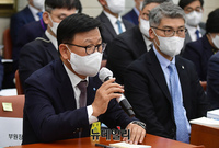 [포토] 답변하는 이원덕 우리은행장