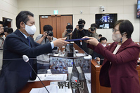 [포토] 증인 선서문 전달하는 권태선 이사장