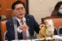 [포토] 대똥이로 질의하는 송석준 의원