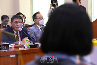 [포토] 질의 답변하는 박기용 영화진흥위원회 위원장