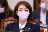 [포토] 국감서 답변 듣는 배현진 의원