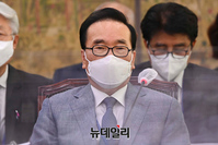 [포토] 질의 듣는 이석형 언론중재위원장