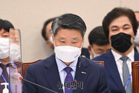 [포토] 자료 살펴보는 김학도 이사장