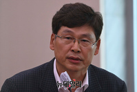 [포토] 답변하는 윤상필 대외협력실장