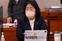 [포토] 국정감사, 눈 감은 윤미향 무소속 의원