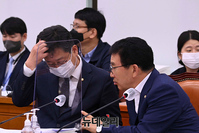 [포토] 대화나누는 안호영·신정훈 의원