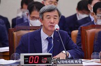 [포토] 질문에 답하는 정기환 한국마사회 회장