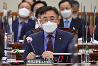 [포토] 질의 듣고 있는 나영돈 한국고용정보원 원장