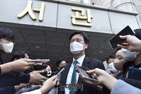 [포토] 이재명 첫 재판 마치고 법원 나서는 김종근 변호사