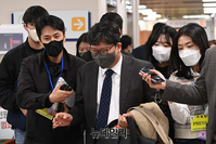 [포토] 법원 나서는 이재명 측 법률대리인 이승엽 변호사