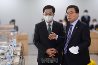 [포토] 자료제출 미비논란에 야당위원 퇴장, 대화나누는 김동연-이채익