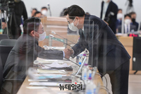 [포토] 국감장서 인사나누는 김동연-정우택