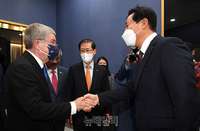 [포토] 서울올림픽 레거시포럼서 악수하는 오세훈·토마스 바흐