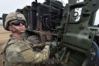 [포토] 한·미연합 도하훈련, 장비 점검하는 美 공병부대