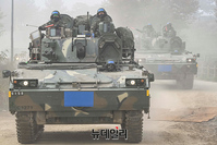 [포토] 한·미연합 도하훈련장 이동하는 K-21 장갑차